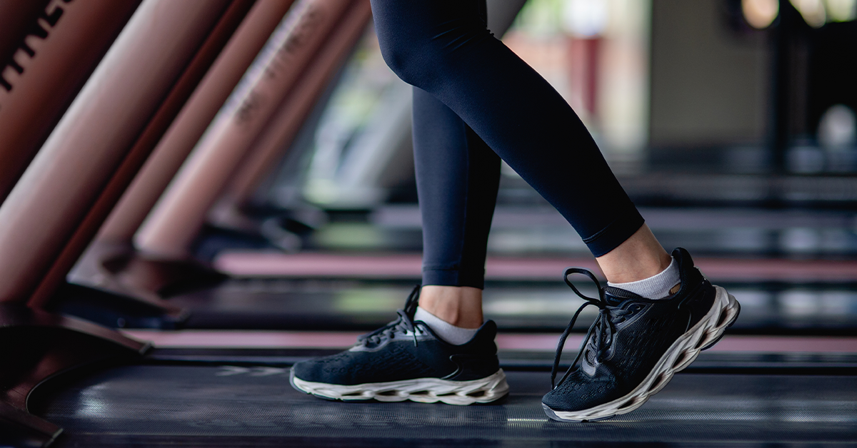 How to wear Black Sneakers everyday?