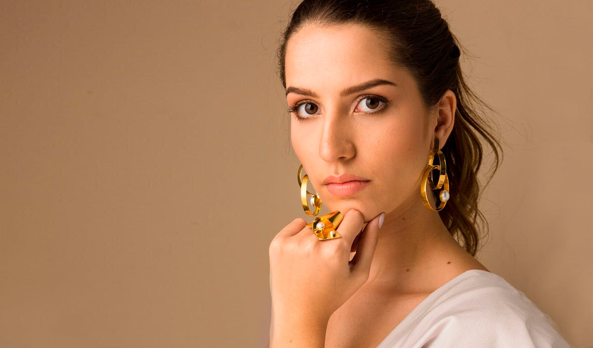 Maxi aretes, una tendencia en la joyería que elevará tu look