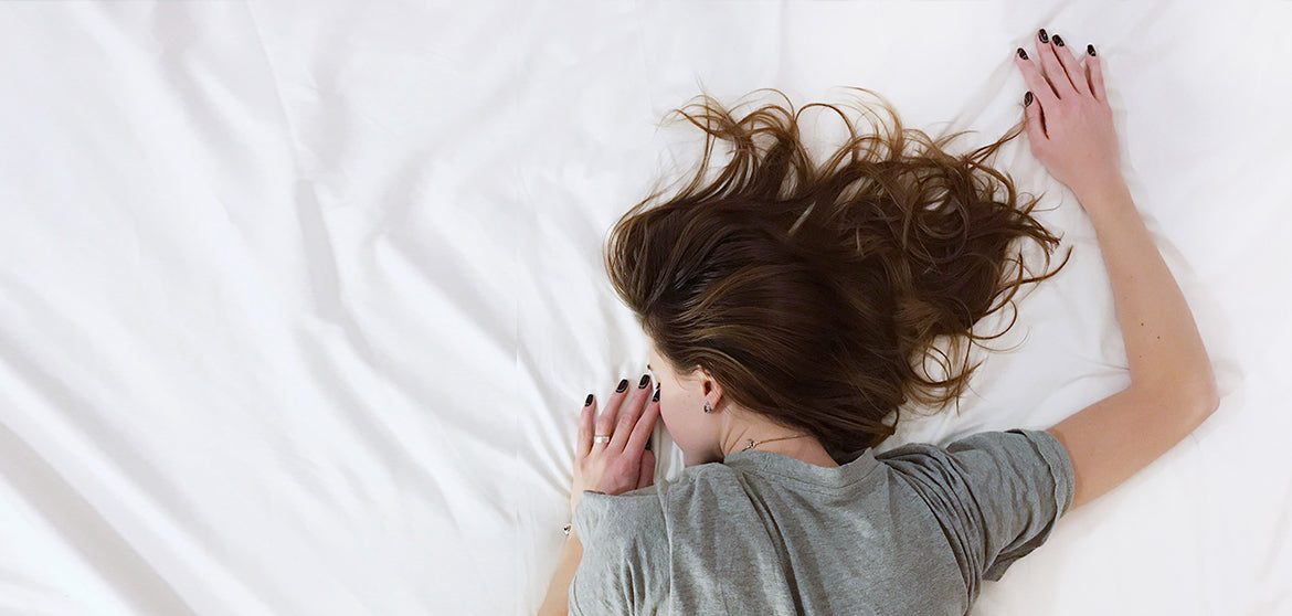 ¿Por qué no debes dormir con el pelo mojado?