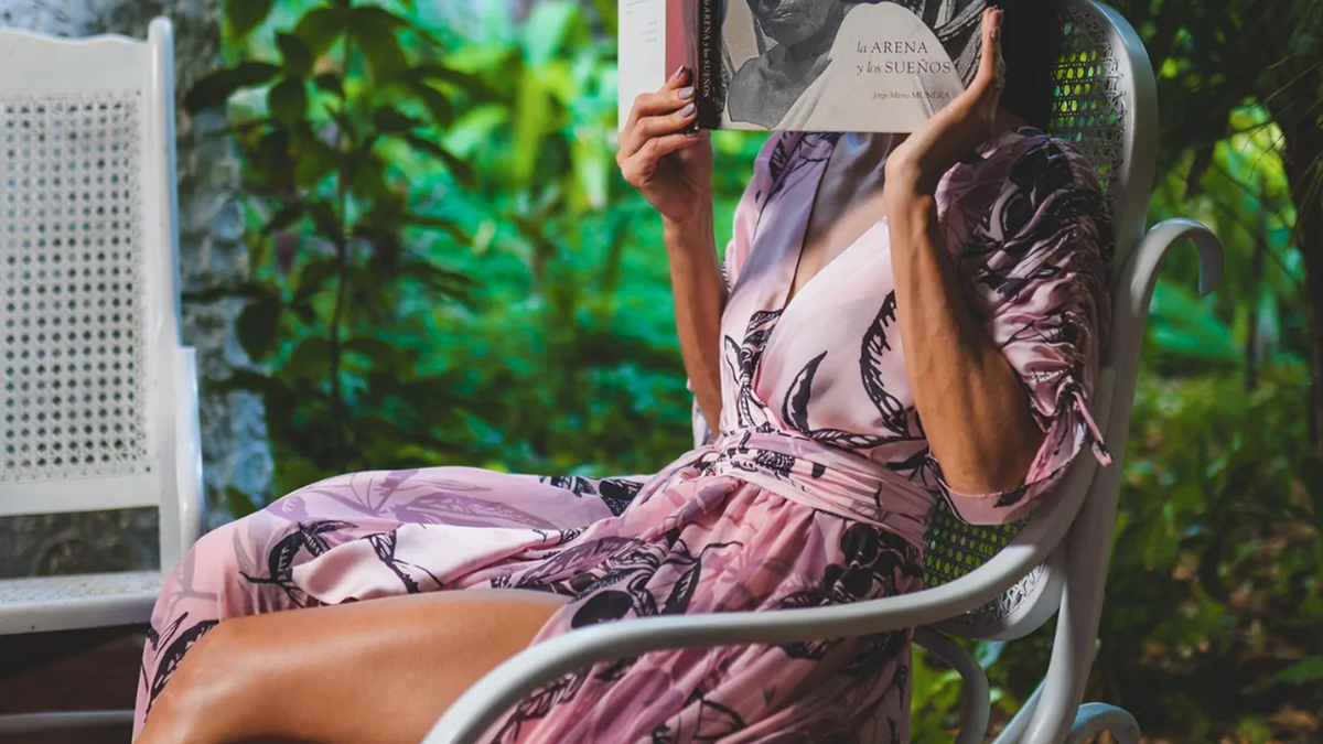 Pink Floral Dress: A classic and beautiful garment