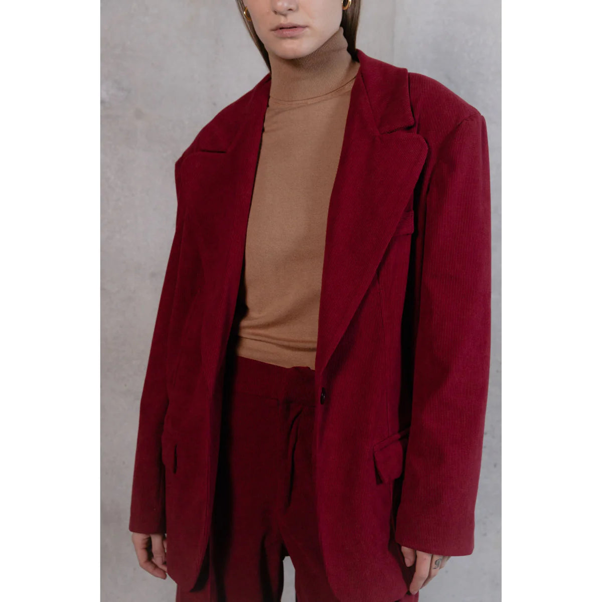 a burgundy blazer wear by a model showing how to style this unique color