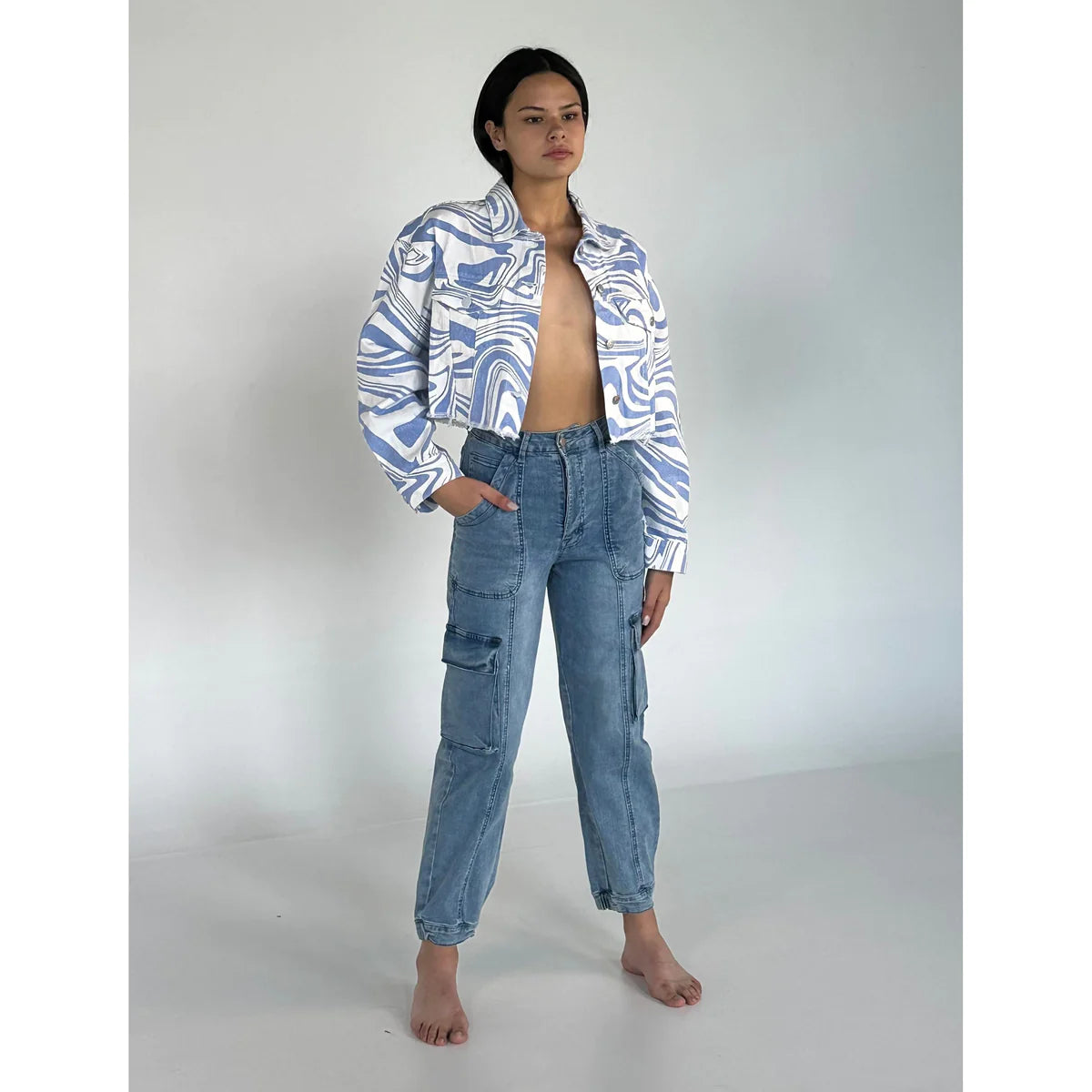 a modeling showing what to wear with jeans in a denim style with a blue-white blazer