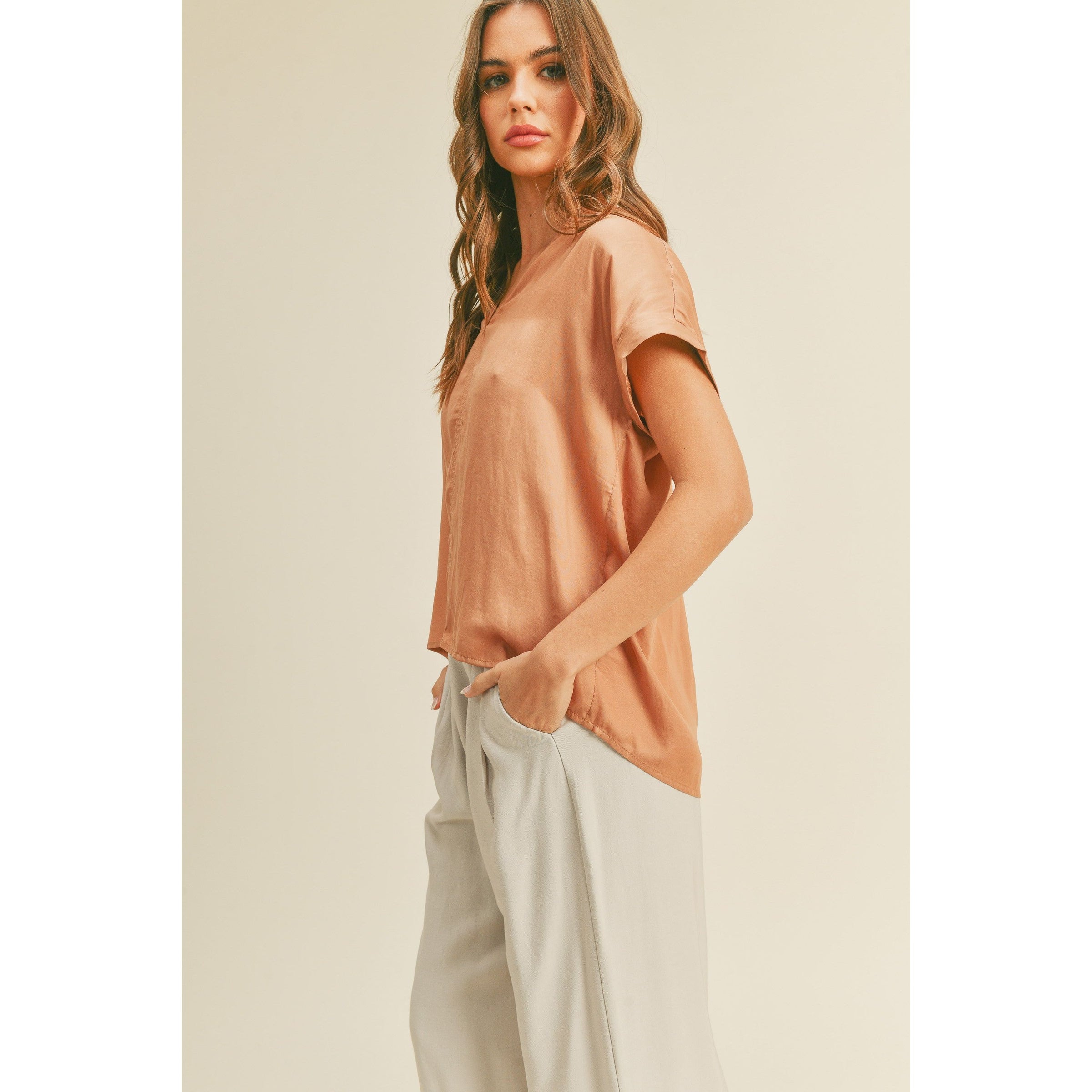 Blusa V-neck fluida camel